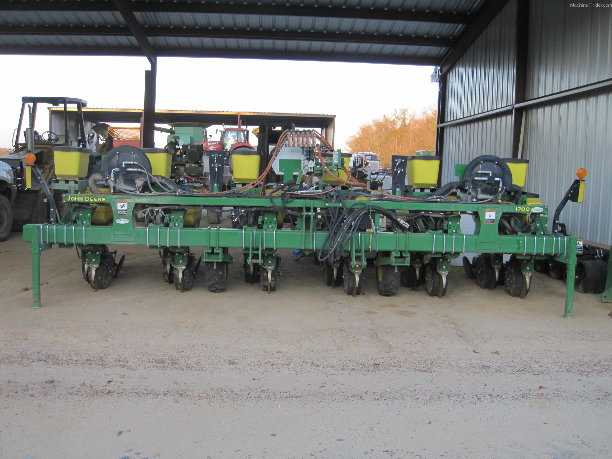 2013-john-deere-1700tr-planting-seeding-planters-john-deere