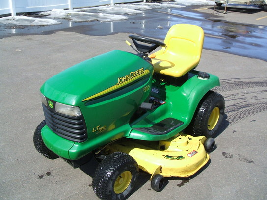 2002 John Deere Lt180 Lawn & Garden And Commercial Mowing - John Deere 