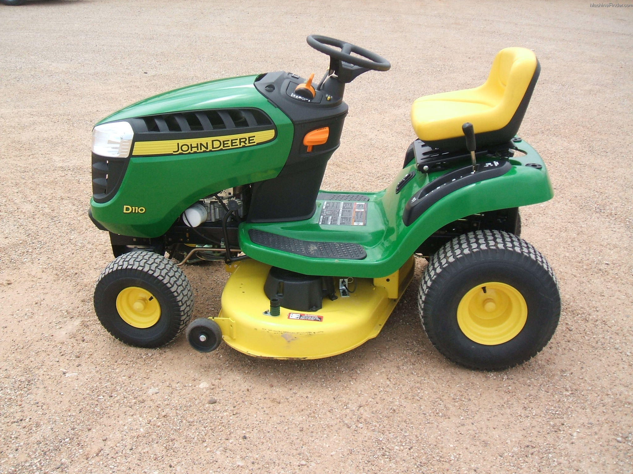 2013 John Deere D110 Lawn & Garden and Commercial Mowing John Deere