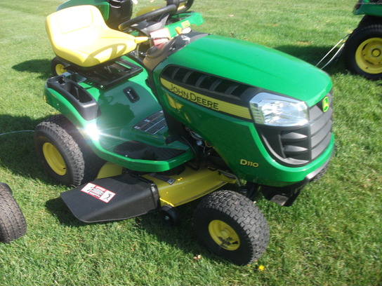 John Deere D110 Lawn And Garden And Commercial Mowing John Deere