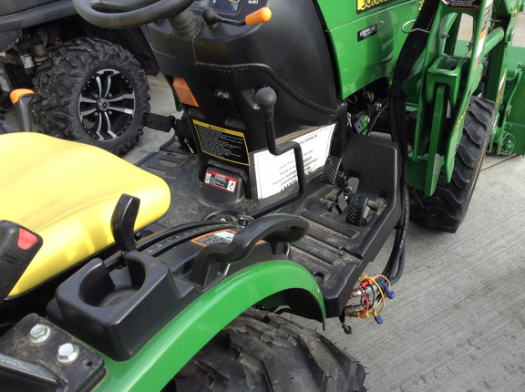 2015 John Deere 2025R