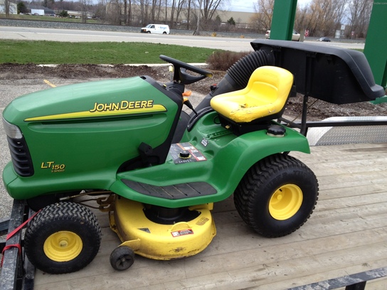 2002 John Deere LT150 Lawn & Garden and Commercial Mowing - John Deere