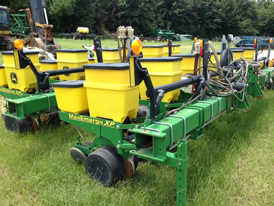 2010-john-deere-1700-planting-seeding-planters-john-deere