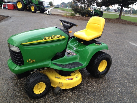 2005 John Deere Lt180 Lawn & Garden And Commercial Mowing - John Deere 