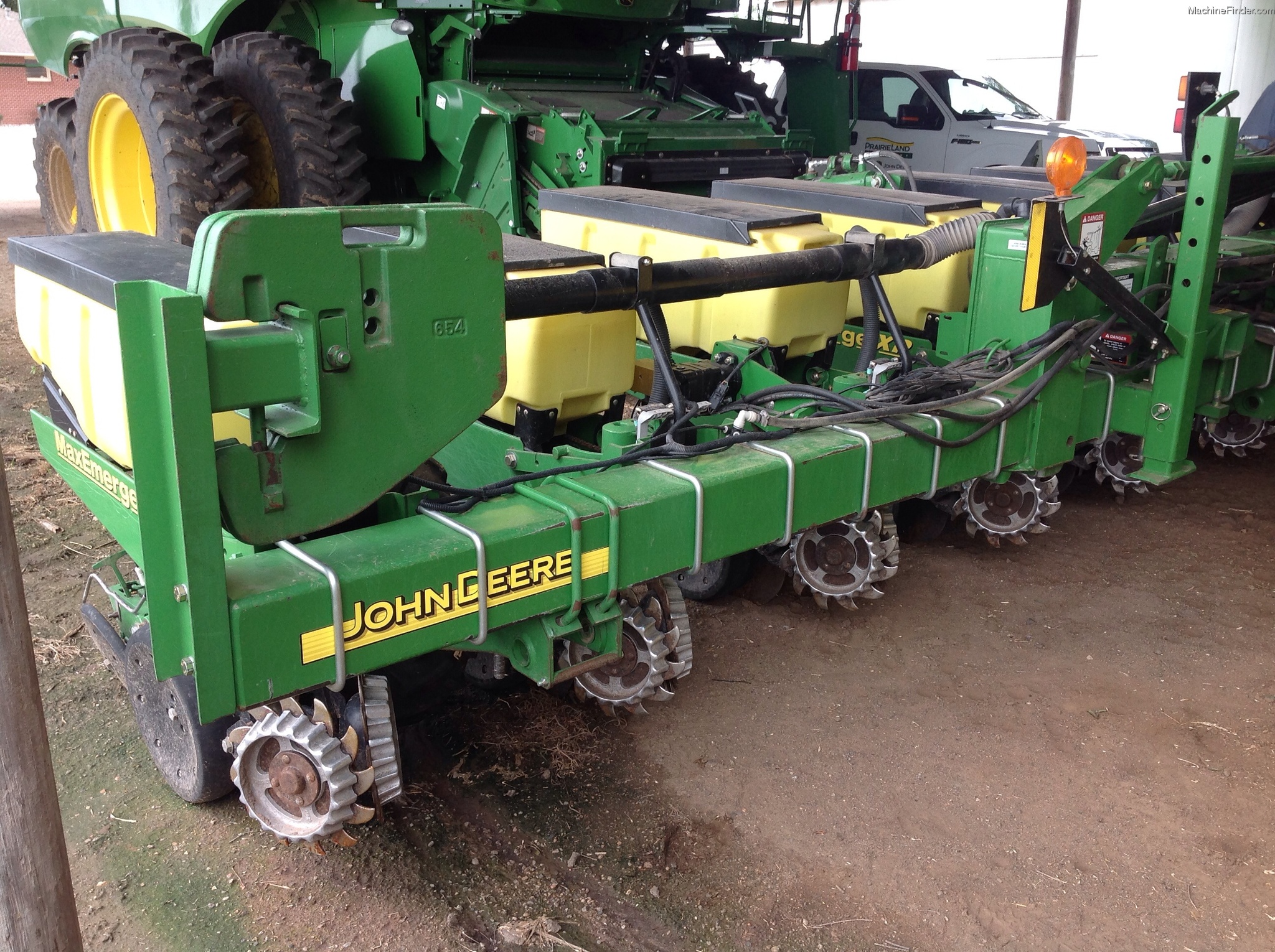 2011-john-deere-1720-planting-seeding-planters-john-deere