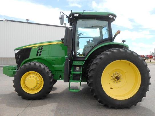 2012 John Deere 7215R