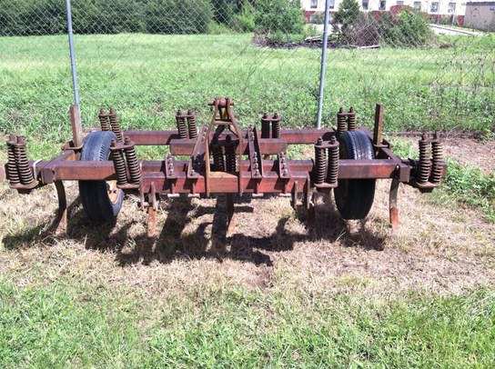 KMC 7 SHANK CHISEL PLOW Wheels, Tires, and Attachments - John Deere ...