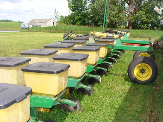 John Deere 7100 Planting & Seeding - Planters - John Deere MachineFinder