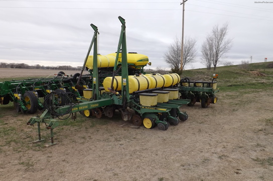 John Deere 7200 12 ROW PLANTER, 70 GAL LIQUID TANKS, YETTER SINGLE DISK ...