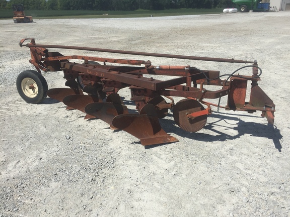 Allis - Chalmers 9000 - Moldboard Plows - Reynolds Farm Equipment