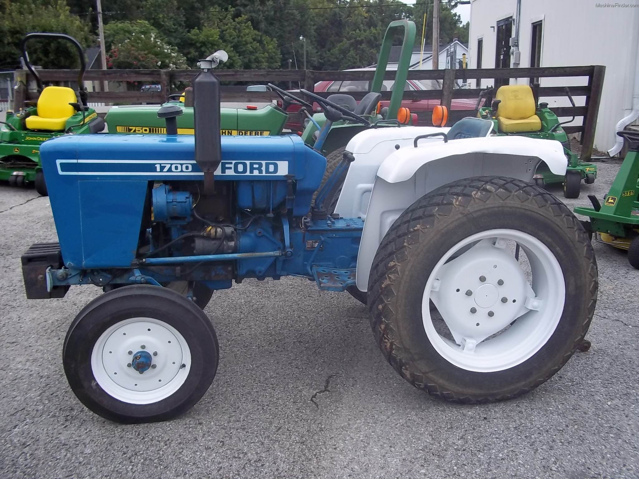 1980 Ford 1700 tractor