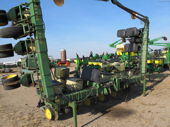 John Deere 7100 Planting & Seeding - Planters - John Deere MachineFinder